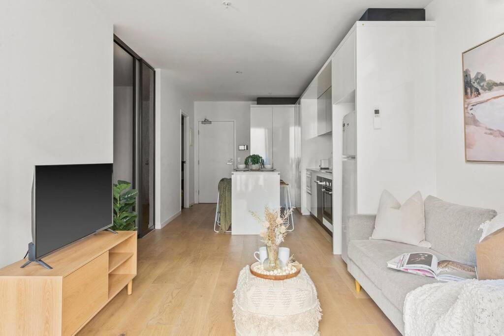 Apartment High-rise 2br Cbd I Pool, Gym & Prime Location