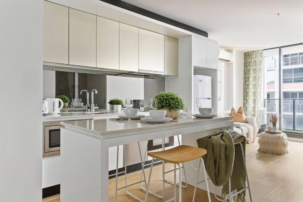 High-rise 2br Cbd I Pool, Gym & Prime Location