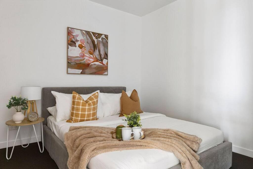 High-rise 2br Cbd I Pool, Gym & Prime Location *