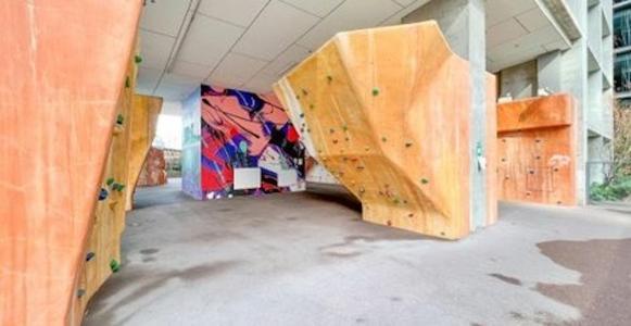 High-rise 2br Cbd I Pool, Gym & Prime Location