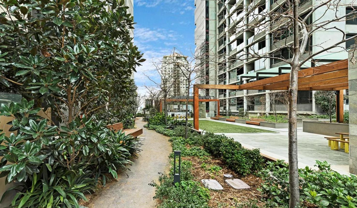 High-rise 2br Cbd I Pool, Gym & Prime Location *