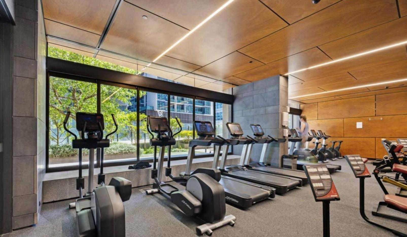 High-rise 2br Cbd I Pool, Gym & Prime Location